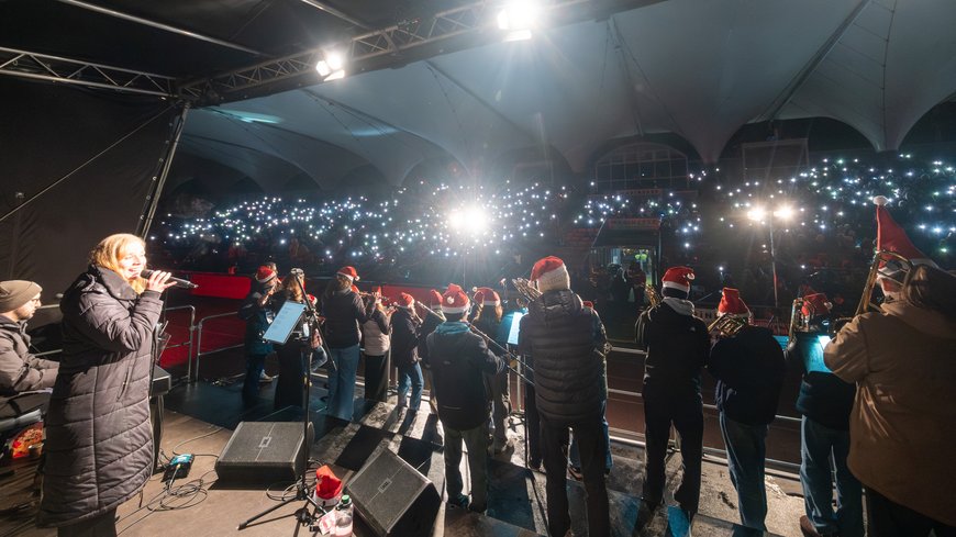 Sascha Stüber Blick von der Bühne auf die in ein Lichtermeer eingetauchte Haupttribüne. Foto: Sascha Stüber