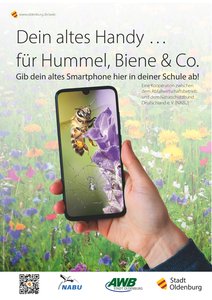 Plakat der Sammelaktion "Dein altes Handy ... für Hummel, Biene und Co.". Eine Hand hält ein Handy mit Sprung im Display, das ein Bild einer Biene zeigt. Im Hintergrund eine Blumenwiese. Foto: Stadt Oldenburg