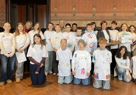 Bürgermeisterin Christine Wolff (2. Reihe, 3. von rechts) empfing Schülerinnen und Schüler des 6. Jahrgangs der IGS Flötenteich sowie Ehrenamtliche von UNICEF im Alten Rathaus. Foto: Stadt Oldenburg