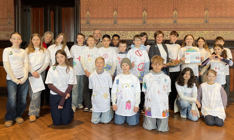 Bürgermeisterin Christine Wolff (2. Reihe, 3. von rechts) empfing Schülerinnen und Schüler des 6. Jahrgangs der IGS Flötenteich sowie Ehrenamtliche von UNICEF im Alten Rathaus. Foto: Stadt Oldenburg