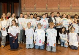 Bürgermeisterin Christine Wolff (2. Reihe, 3. von rechts) empfing Schülerinnen und Schüler des 6. Jahrgangs der IGS Flötenteich sowie Ehrenamtliche von UNICEF im Alten Rathaus. Foto: Stadt Oldenburg