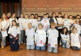 Bürgermeisterin Christine Wolff (2. Reihe, 3. von rechts) empfing Schülerinnen und Schüler des 6. Jahrgangs der IGS Flötenteich sowie Ehrenamtliche von UNICEF im Alten Rathaus. Foto: Stadt Oldenburg