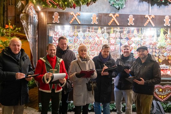 Die Jury um Erste Stadträtin Dr. Julia Figura (Mitte) hatte die Qual der Wahl, die fünf schönsten der insgesamt 110 weihnachtlich geschmückten Hütten des diesjährigen Lamberti-Markts auszuwählen. Foto: Sascha Stüber Foto: Sascha Stüber