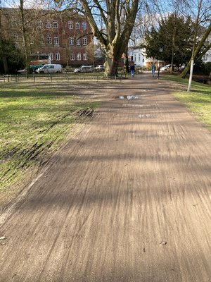 In der Grünanlage Theaterwall bilden sich nach Regenfällen Pfützen und tiefe Fahrspuren. Die anstehende Sanierungsmaßnahme verbessert die Verkehrssicherheit im Park. Foto: Stadt Oldenburg In der Grünanlage Theaterwall bilden sich nach Regenfällen Pfützen und tiefe Fahrspuren. Die anstehende Sanierungsmaßnahme verbessert die Verkehrssicherheit im Park. Foto: Stadt Oldenburg