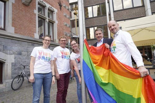 Hissten die Regenbogenflagge vorm Rathaus: Oberbürgermeister Jürgen Krogmann (2. von rechts) sowie (von links) Ilka Flöck, Klemens Sieverding, Svenja Thiele und Kai Bölle vom CSD Nordwest e.V. Foto: Sascha Stüber