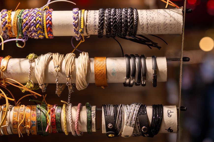 Sascha Stüber Armbänder auf dem Lamberti-Markt 2025. Foto: Sascha Stüber