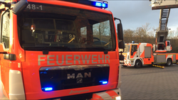 Feuerwehrfahrzeuge, eins blinkend und eins mit ausgezogener Leiter. Foto: Stadt Oldenburg