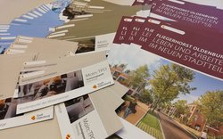 Verschiedene Publikationen der Wirtschaftsförderung liegen ausgebreitet auf einem Tisch. Foto: Stadt Oldenburg