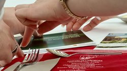 Hände greifen nach der Spendenkarte des „Defftig Ollnborger Gröönkohl-Äten“ in Berlin – ein Moment zwischen Genuss und Engagement. Foto: Torsten von Reeken 