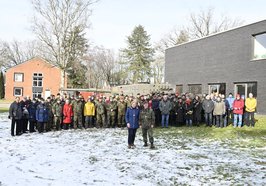 Bürgermeisterin Petra Averbeck (vorne links) und Brigadegeneral Joachim Hoppe (vorne rechts) mit den Teilnehmenden der Kohlfahrt. Foto: Sascha Stüber
