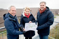 Im Rahmen ihrer Kohlregentschaft stattete Berlins Bürgermeisterin Franziska Giffey dem Fliegerhorst einen Besuch ab und ließ sich von Oberbürgermeister Jürgen Krogmann die Entwicklung des neuen Stadtteils erklären. Foto: Hauke-Christian Dittrich