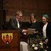 Vorschau: Oberbürgermeister Krogmann überreicht den Preisträgern die Urkunde. Foto: Mohssen Assanimoghaddam