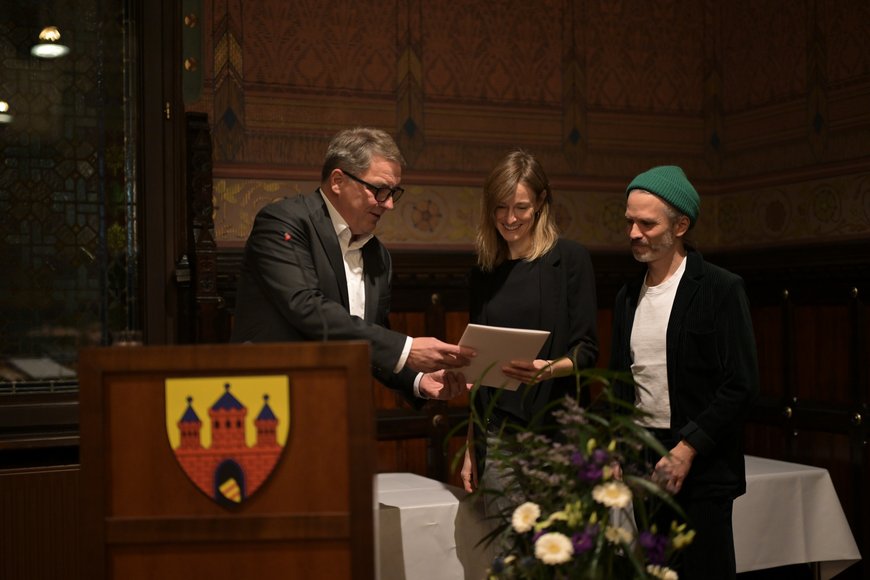 Oberbürgermeister Krogmann überreicht den Preisträgern die Urkunde. Foto: Mohssen Assanimoghaddam