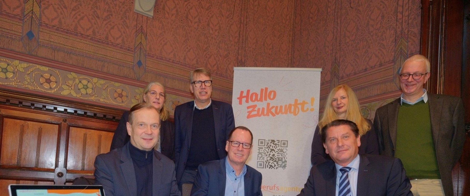 Unterzeichneten die Kooperationsvereinbarung: (vorne, von links) Dr. Thorsten Müller (Agentur für Arbeit), Michael Fuge (Jobcenter) und Dr. Frank Lammerding (Stadt Oldenburg). Über den Startschuss freuten sich (hinten, von links) Ute Dirks (Agentur für Arbeit), Matthias Welp (Stadt Oldenburg), Ingrid Kruse (Trägerversammlung Jobcenter) und Christian Fritsch (Stadt Oldenburg). Foto: Sascha Stüber
