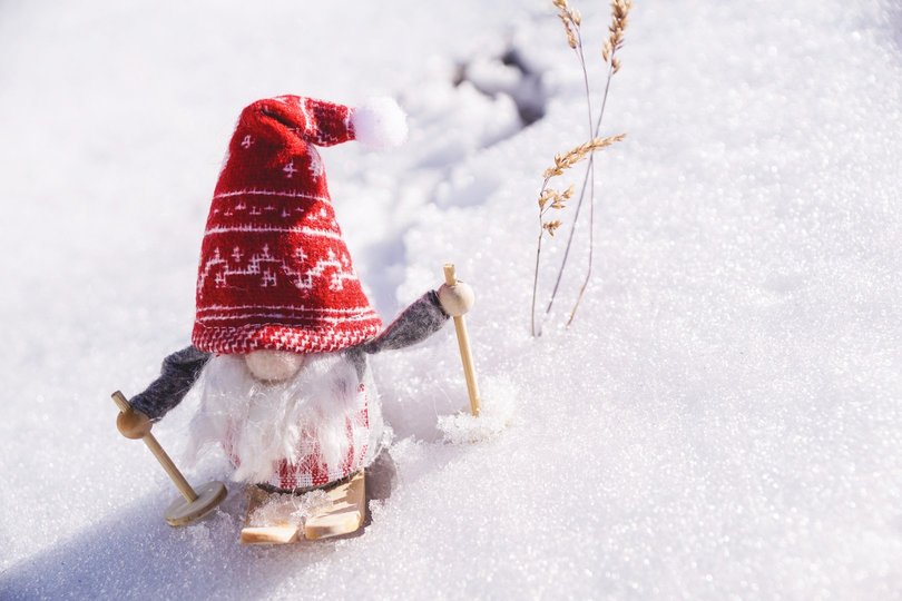Weihnachtswichtel im Schnee. Foto:Susanne Jutzeler, Pexels
