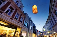 Orangefarbener Lampion von unten. Foto: Hans-Jürgen Zietz