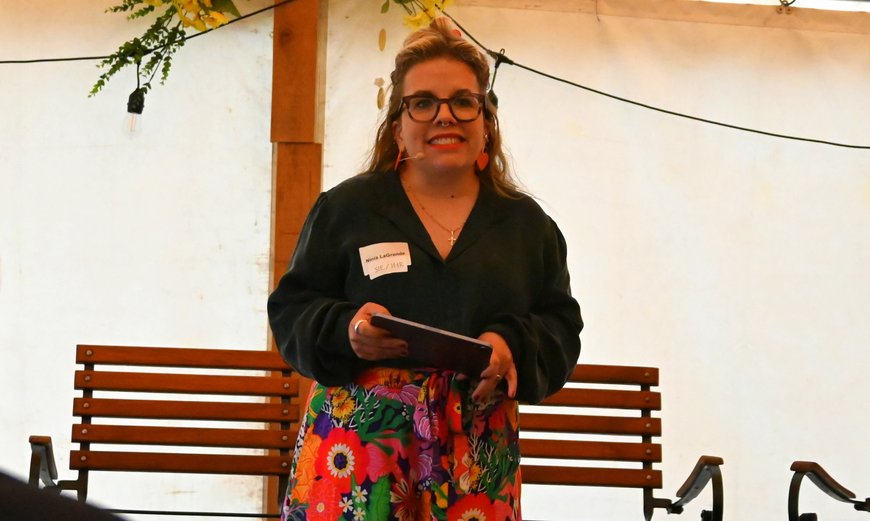 Die Moderation Ninia LaGrande spricht zum Publikum. Foto: Robert Gertzen