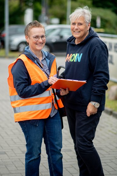 Gespräch zwischen Passantin und Mitarbeiterin des ISEK-Teams. Foto: Hauke-Christian Dittrich