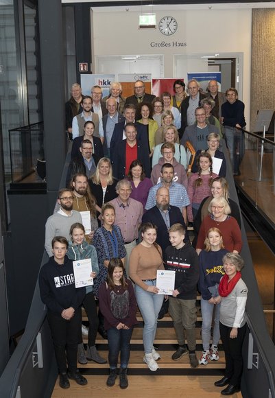 Gruppenfoto der Gewinnerinnen und Gewinner auf der Treppe im Foyer des Oldenburgischen Staatstheaters. Foto: Stephan Walzl