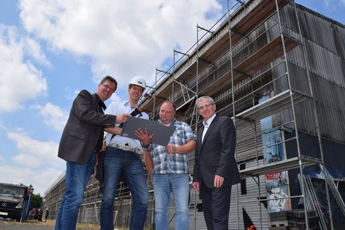 Alles nach Plan: (von links) Klaus Wegling (Wirtschaftsförderung Stadt Oldenburg), Michael Janßen (jabro Planungsgesellschaft), Marco Ralfs (Bauleiter der Firma ATR Abbruch Transport Recyling) und Heiner Vahlenkamp (Unternehmensservice Stadt Oldenburg). Foto: Stadt Oldenburg