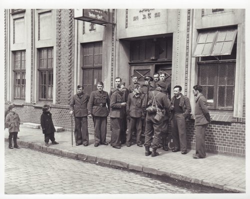 Französische Kriegsgefangene am Tag ihrer Befreiung, Lindenhofsgarten, 3. Mai 1945 © National Archives Canada