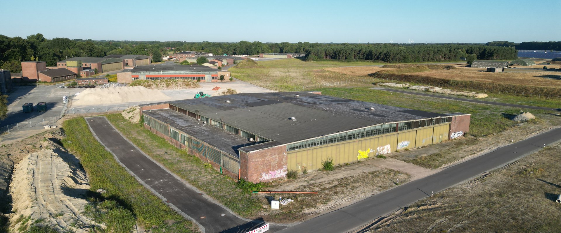 Die frühere Wartungshalle für Flugzeuge ist zum Teil bereits erschlossen und wird künftig durch die Deutsche Post AG nachgenutzt. Foto: Stadt Oldenburg