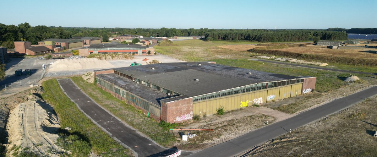 Die frühere Wartungshalle für Flugzeuge ist zum Teil bereits erschlossen und wird künftig durch die Deutsche Post AG nachgenutzt. Foto: Stadt Oldenburg