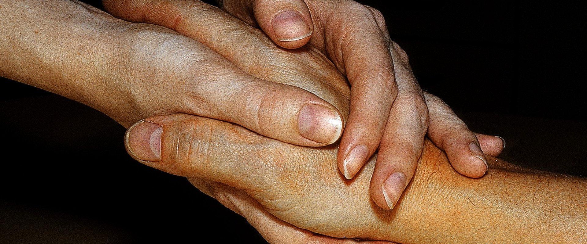 Hand hält Hand. Foto: Albrecht-E. Arnold/Pixelio