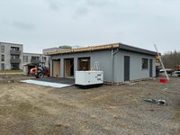 Modular, energetisch autark und aus nachhaltigen Baustoffen errichtet ist der neue Mini-Hub auf dem Fliegerhorst: Er bildet die Basis für nachhaltige Logistiklösungen, die die CITIPOST hier erproben wird. Foto: Stadt Oldenburg Foto: Stadt Oldenburg