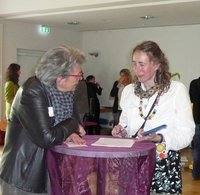 Bärbeil Lange (links), Schulleiterin der GS Dietrichsfeld, im Gespräch. Stadt Oldenburg