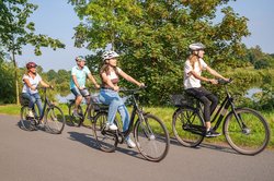 Familie unterwegs zu Rad an der Hunte. Foto: Mario Dirks/OTM