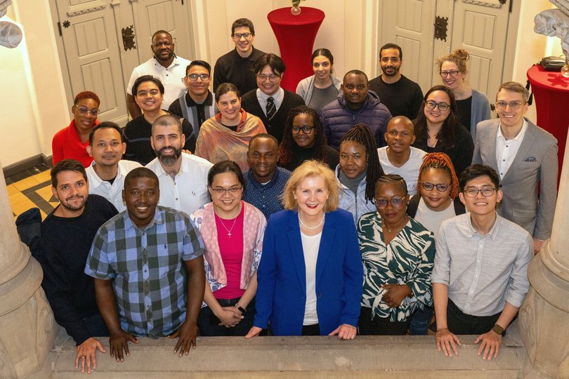 Gäste des UNILEAD-Programms der Carl von Ossietzky Universität Oldenburg mit Bürgermeisterin Petra Averbeck (1. Reihe, Mitte) und Kulturdezernent Holger Denckmann (3. Reihe, 1. von rechts). Foto: Sascha Stüber