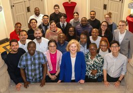 Gäste des UNILEAD-Programms der Carl von Ossietzky Universität Oldenburg mit Bürgermeisterin Petra Averbeck (1. Reihe, Mitte) und Kulturdezernent Holger Denckmann (3. Reihe, 1. von rechts). Foto: Sascha Stüber