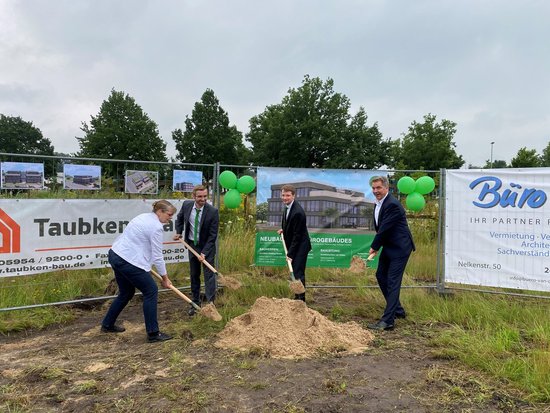 Beim Spatenstich des Neubaus (von links): Architektin Rita van Döllen-Mokros, worldiety-Geschäftsführer Adrian Macha und Torben Schinke sowie Oberbürgermeister Jürgen Krogmann. Foto: Stadt Oldenburg