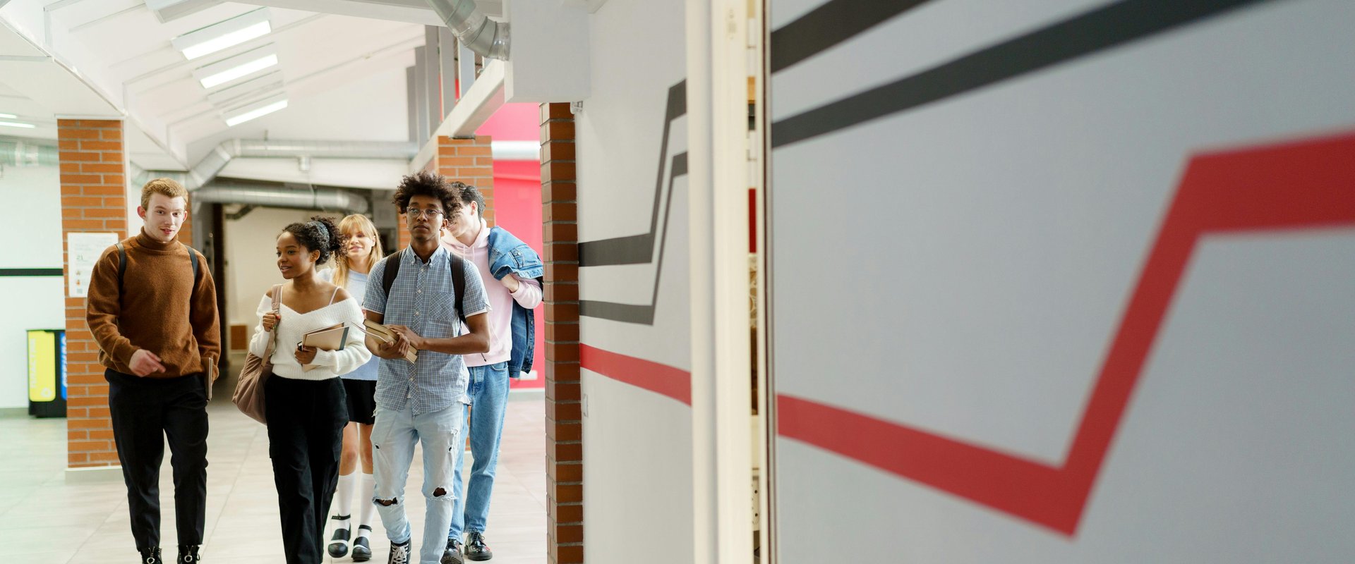 Schüler laufen durch den Schulflur. Foto: Cottonbro Studio/Pexels