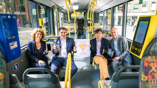 Freuen sich über W-Lan in den VWG Bussen: Giuseppina Giordano (Wirtschaftsförderung), Oberbürgermeister Jürgen Krogmann, Morell Predoehl (VWG), Ralph Wilken (Leiter Wirtschaftsförderung). Foto: Mohssen Assanimoghaddam