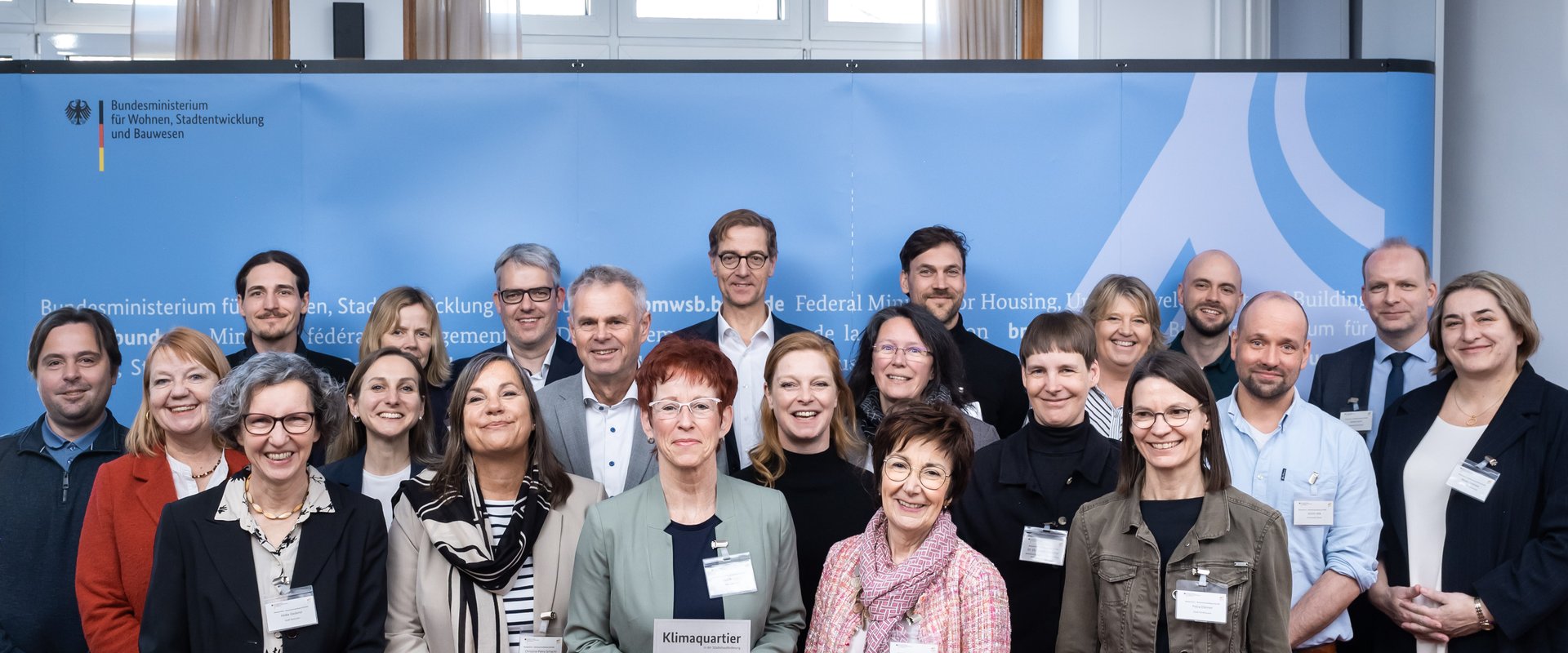 Stadtbaurätin Christine-Petra Schacht (vordere Reihe, zweite von links) mit den Vertreterinnen und Vertretern der ausgezeichneten Klimaquartiere. Foto: Benjamin Pritzkuleit