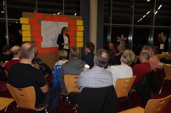 Bürgerinnen und Bürger bringen ihre Ideen zu Papier. Eine Moderatorin heftet die Zettel an eine Pinnwand. Foto: Stadt Oldenburg