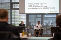 Oberbürgermeister Jürgen Krogmann im Gespräch mit den Bürgervereinen. Foto: Sascha Stüber