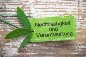 Grünes Schildchen mit Schriftzug „Nachhaltigkeit und Verantwortung“. Foto: stockpics/Fotolia.de