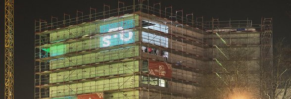 Bei den Testläufen im April 2025 war der Blick auf die Lichtinstallation an der Fassade des neuen Stadtmuseums noch durch das Gerüst verdeckt. Foto: Caspar Sessler