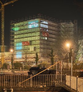 Bei den Testläufen im April 2025 war der Blick auf die Lichtinstallation an der Fassade des neuen Stadtmuseums noch durch das Gerüst verdeckt. Foto: Caspar Sessler