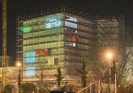 Bei den Testläufen im April 2025 war der Blick auf die Lichtinstallation an der Fassade des neuen Stadtmuseums noch durch das Gerüst verdeckt. Foto: Caspar Sessler
