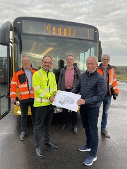 Freuen sich, wenn ab Dezember die Busse auch über den Fliegerhorst rollen (von links): Axel Müller, Kai Bosch, Hinrich Böer, Ralph Wilken und Stephan Baumann. Foto: Stadt Oldenburg Freuen sich, wenn ab Dezember die Busse auch über den Fliegerhorst rollen (von links): Axel Müller (Projektleiter Fliegerhorst), Kai Bosch (Stabsstelle Mobilitätsmanagement und stellvertretender Betriebsleiter VWG Oldenburg), Hinrich Böer (Verkehrsplaner VWG Oldenburg), Ralph Wilken (Leiter des Amt für Wirtschaftsförderung, Stadt Oldenburg) und Stephan Baumann (Bereichsleiter Straßenneubau, Stadt Oldenburg). Foto: Stadt Oldenburg