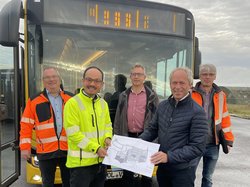 Freuen sich, wenn ab Dezember die Busse auch über den Fliegerhorst rollen (von links): Axel Müller (Projektleiter Fliegerhorst), Kai Bosch (Stabsstelle Mobilitätsmanagement und stellvertretender Betriebsleiter VWG Oldenburg), Hinrich Böer (Verkehrsplaner VWG Oldenburg), Ralph Wilken (Leiter des Amt für Wirtschaftsförderung, Stadt Oldenburg) und Stephan Baumann (Bereichsleiter Straßenneubau, Stadt Oldenburg). Foto: Stadt Oldenburg