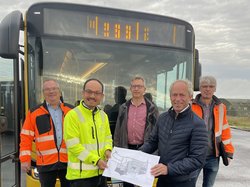 Freuen sich, wenn ab Dezember die Busse auch über den Fliegerhorst rollen (von links): Axel Müller (Projektleiter Fliegerhorst), Kai Bosch (Stabsstelle Mobilitätsmanagement und stellvertretender Betriebsleiter VWG Oldenburg), Hinrich Böer (Verkehrsplaner VWG Oldenburg), Ralph Wilken (Leiter des Amt für Wirtschaftsförderung, Stadt Oldenburg) und Stephan Baumann (Bereichsleiter Straßenneubau, Stadt Oldenburg). Foto: Stadt Oldenburg