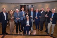 Oberbürgermeister Jürgen Krogmann (1. von links) zeichnete im Kulturzentrum PFL Ehrenamtliche mit der Goldenen und Silbernen Stadtmedaille aus. Foto: Sascha Stüber