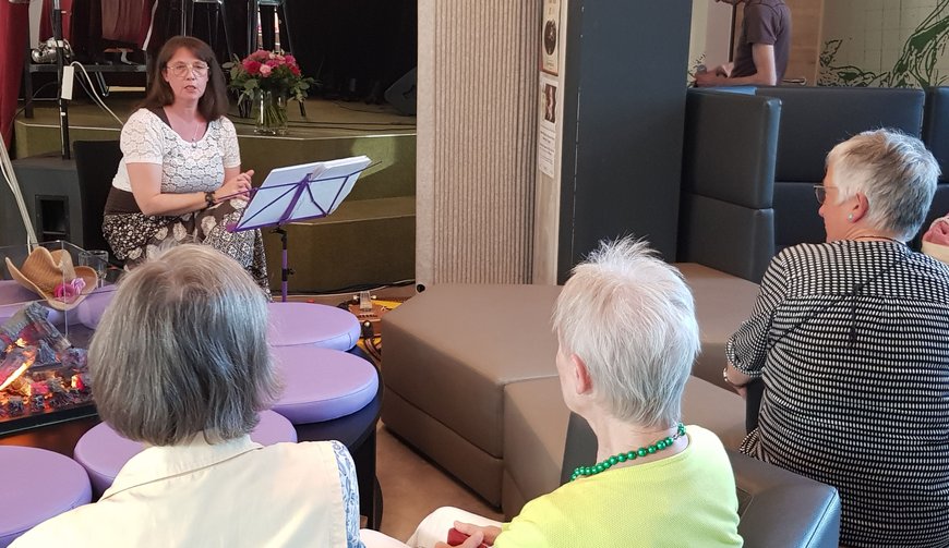 Zuhörerinnen beim Lagerfeuer-Konzert mit Annie We. Foto: Stadt Oldenburg