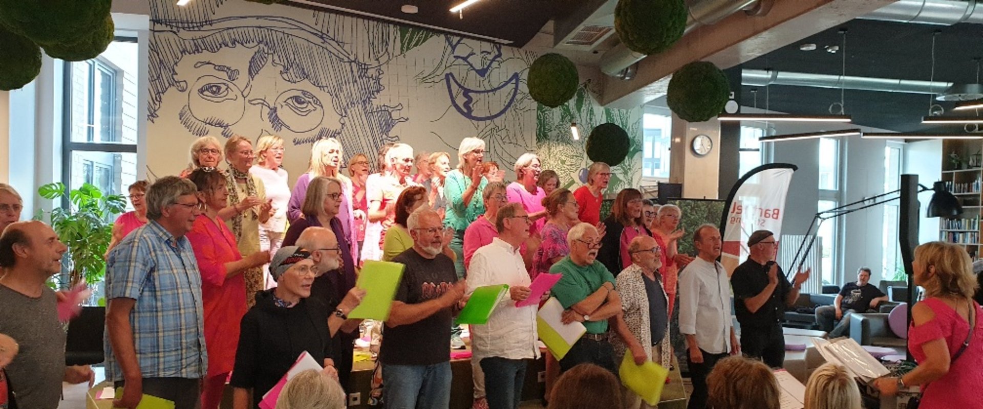 Der Rockchor 55+ bei seinem ersten Auftritt im Schirrmann's. Foto: Stadt Oldenburg