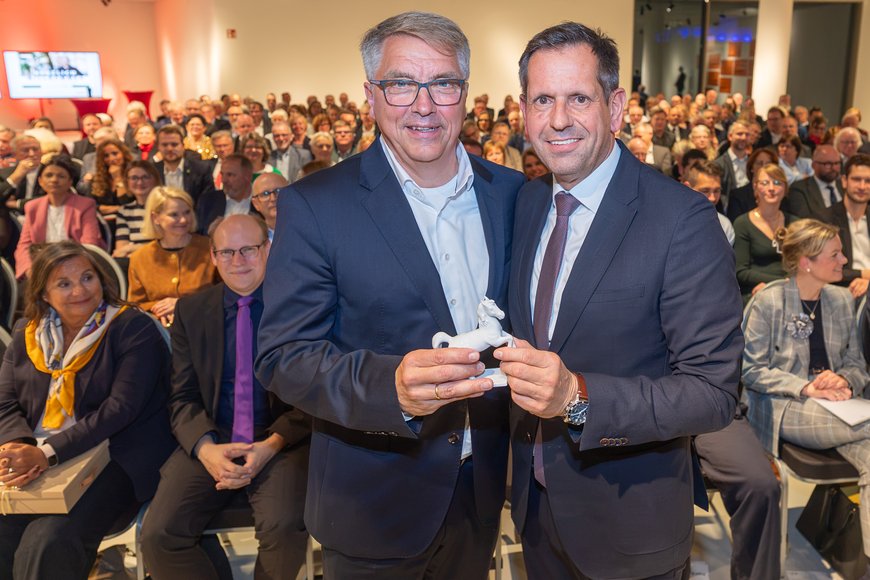 Jürgen Krogmann mit Niedersachsens Ministerpräsident Olaf Lies. Foto: Sascha Stüber